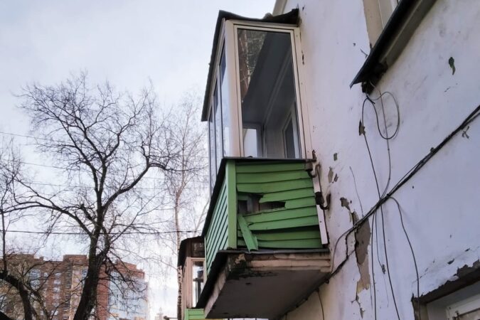 В Новосибирске жители дома возмущены ремонтом кровли