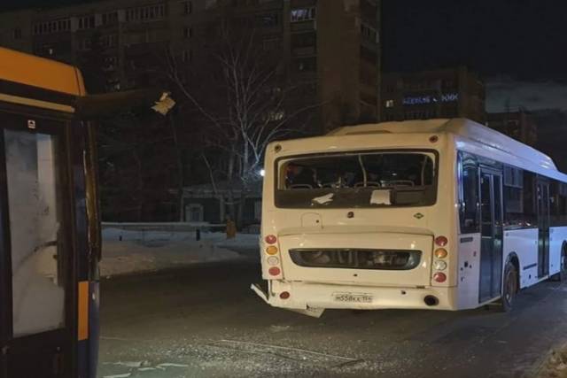 В Новосибирске два пассажирских автобуса столкнулись у театра «Красный факел»