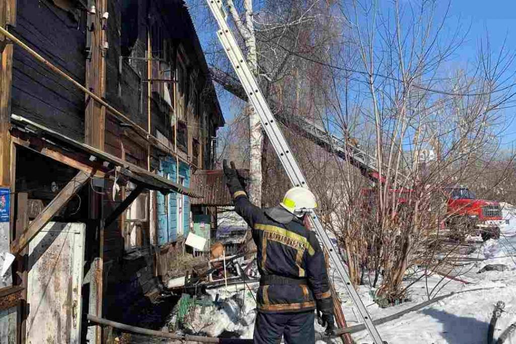 В Новосибирске пожарные потушили возгорание в расселенном бараке на Никитина