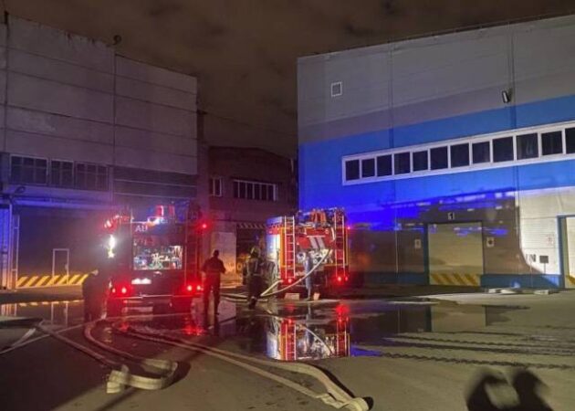 В Новосибирске загорелся производственный цех крупного предприятия