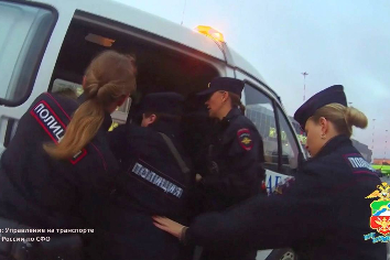 Пьяные пассажирки напали на полицейских в новосибирском аэропорту