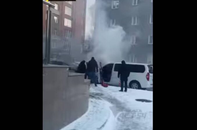 В Новосибирске на улице Советской загорелся заведенный минивен