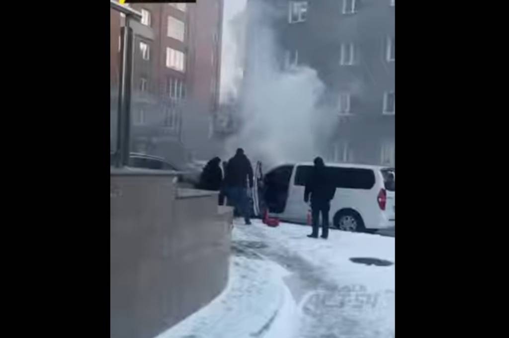 В Новосибирске на улице Советской загорелся заведенный минивен
