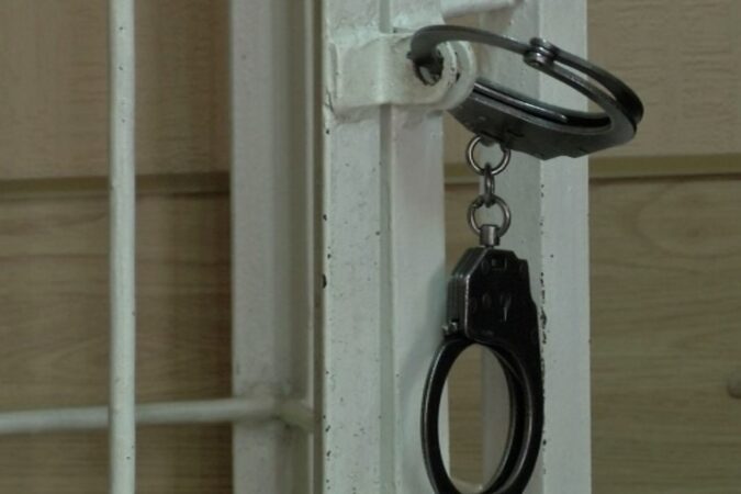 Забил кулаками и задушил: под Новосибирском мужчину приговорили к 6 годам за убийство матери