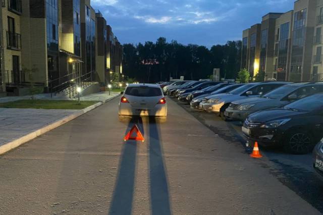 В Новосибирске водитель Nissan сбил 9-летнюю девочку во дворе жилого дома