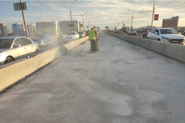 На Димитровском мосту Новосибирска выровняли бетон