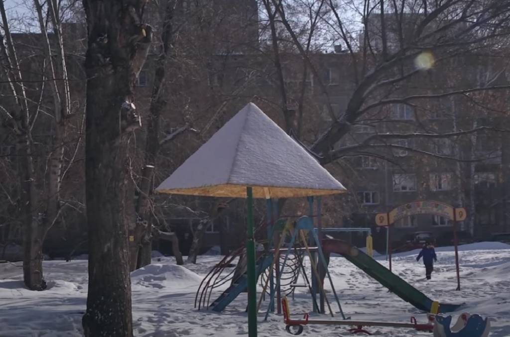 В Новосибирске на детской площадке установили грибок из строительного мусора