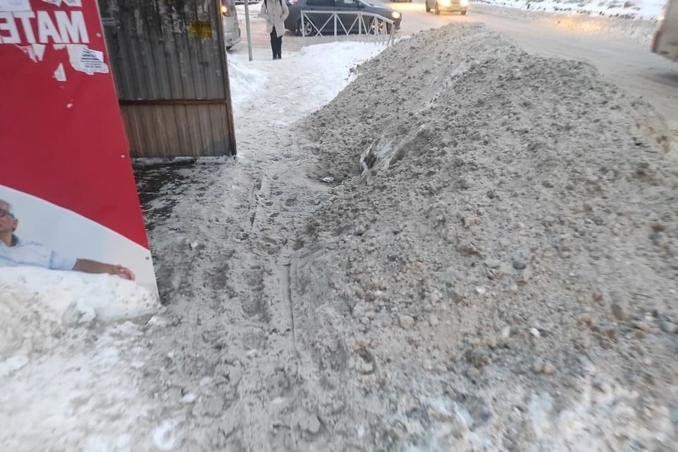 В Новосибирске расчистили остановку от снега после вмешательства прокуратуры