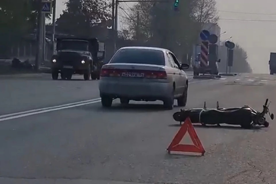 В Новосибирске на улице Немировича-Данченко байкер столкнулся с легковушкой