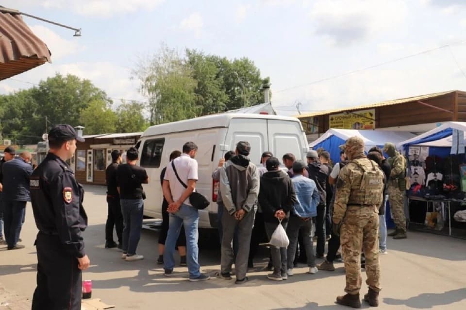 28 мигрантов отправили на родину из Новосибирска