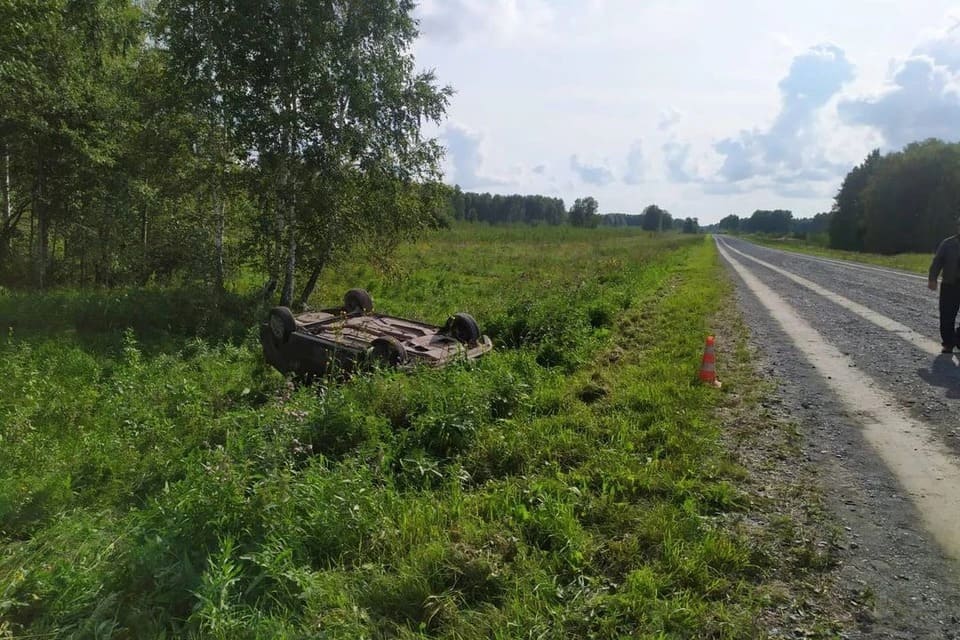 Под Новосибирском водитель «Lada Granta» перевернулся в кювете и погиб