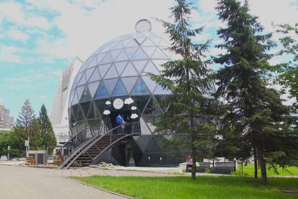 Мэрия намерена снести кафе в виде стеклянного шара в Новосибирске: ситуацию прокомментировала компания-владелец