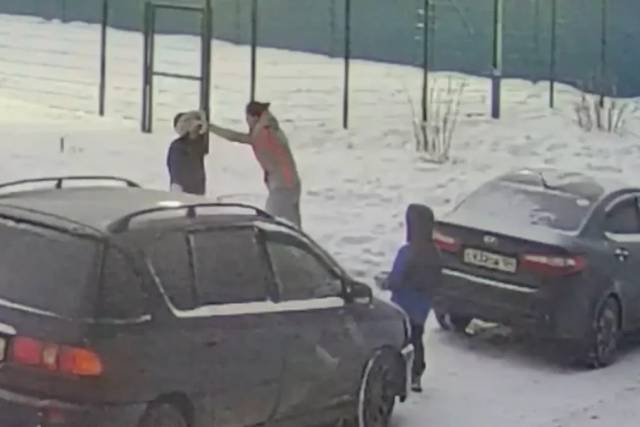 В Новосибирске женщина напала на чужого 7-летнего ребенка и ткнула его лицом в снег