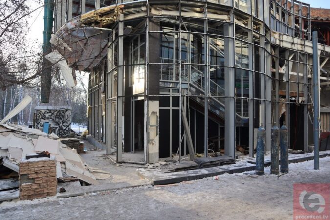 В Новосибирске бывший владелец самостроя Park Cafe не хочет оплачивать снос незаконной постройки