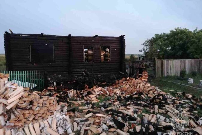 В Новосибирской области при пожаре в селе погибли два человека