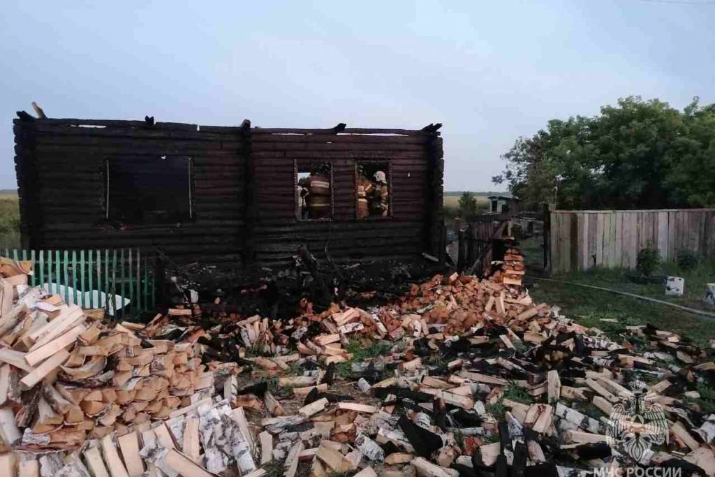 В Новосибирской области при пожаре в селе погибли два человека