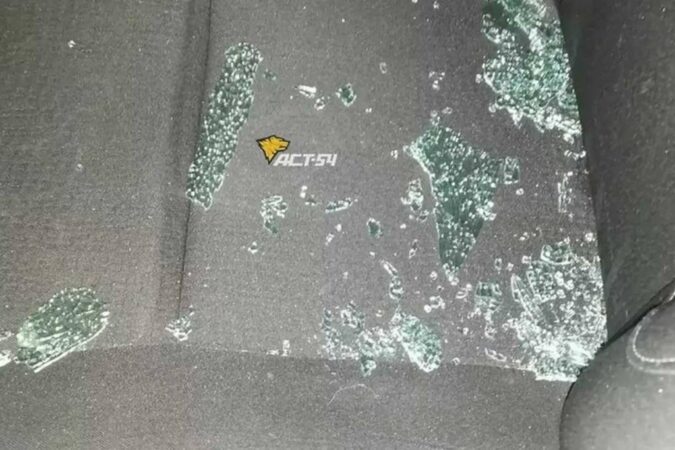 В Новосибирске неизвестные обстреляли иномарку и автобус