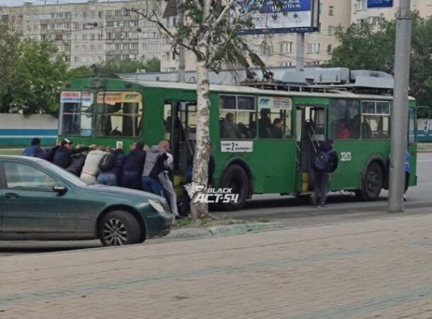 В Новосибирске пассажиры вынуждены были толкать остановившийся троллейбус №2