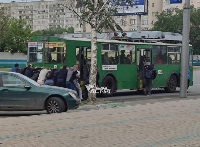 В Новосибирске пассажиры вынуждены были толкать остановившийся троллейбус №2