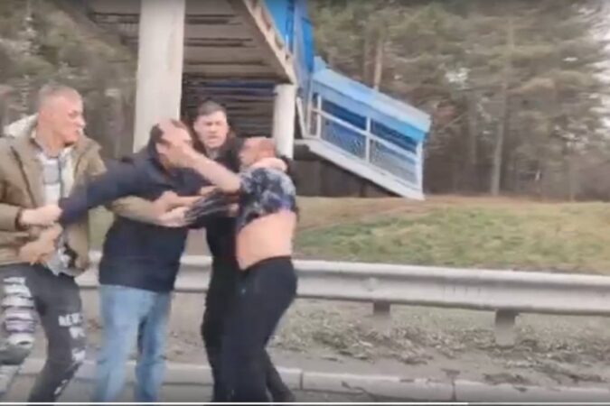 В Новосибирске участники ДТП устроили драку на дороге