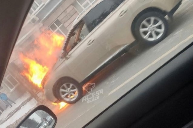 Кроссовер «Lexus» загорелся возле НГМУ в Новосибирске