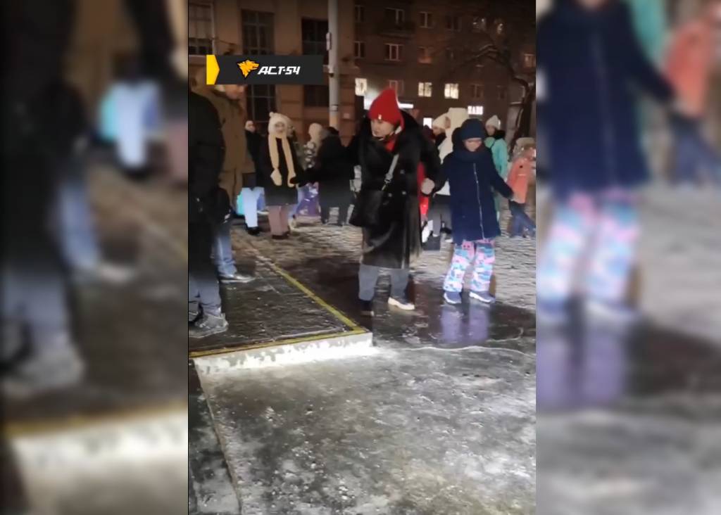 В Новосибирске прокуратура проверит обледенелый выход из метро