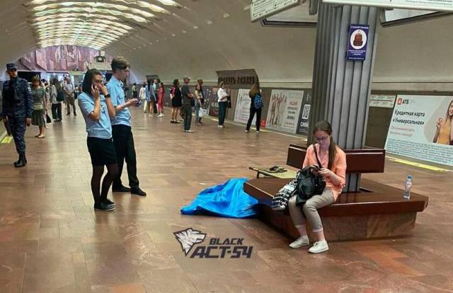 В метро Новосибирска умер человек