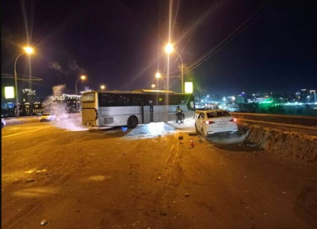На Димитровском мосту в Новосибирске произошло массовое ДТП с автобусом до аэропорта