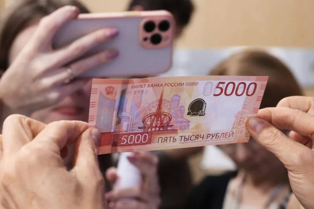 Под Новосибирском в оборот запустили новые 5 тысячные купюры