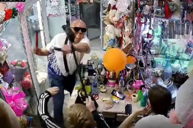 Покупателя цветов в Новосибирске обвинили в покушении на убийство