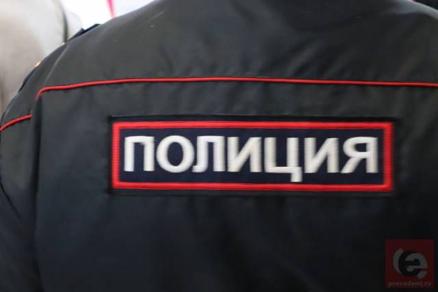 В Новосибирске неизвестный напал на первоклассницу в подъезде дома