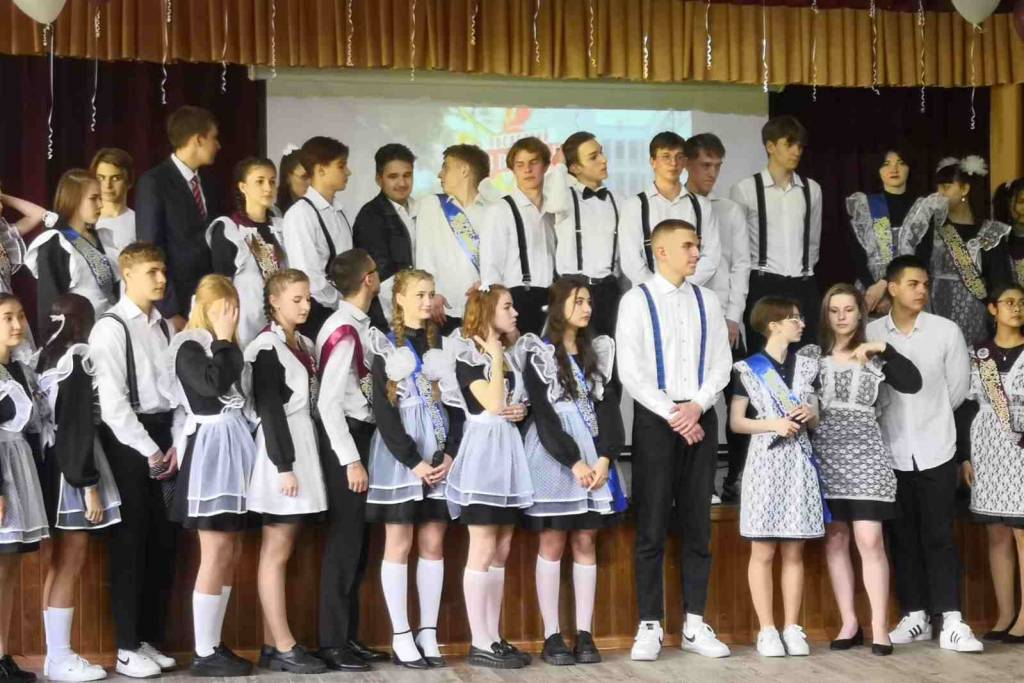 В Новосибирске в школы вернут серебряные медали с 1 сентября 2023 года