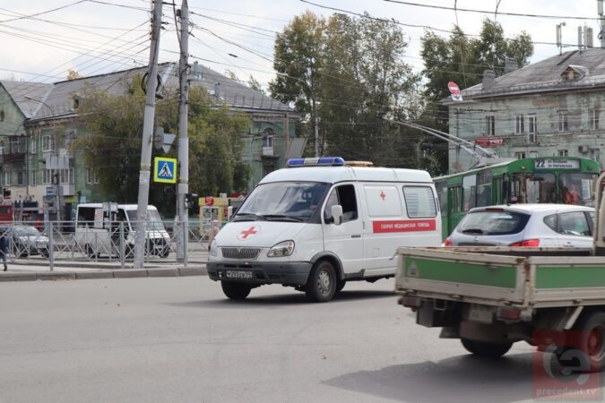 В Новосибирске скорая не успела к умирающему пациенту из-за пробки