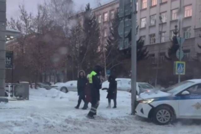 Автомобиль ДПС влетел в столб в центре Новосибирска
