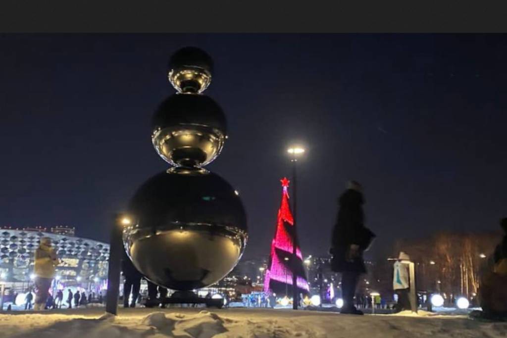 В Новосибирске установили «памятник» Снежной бабе из металла
