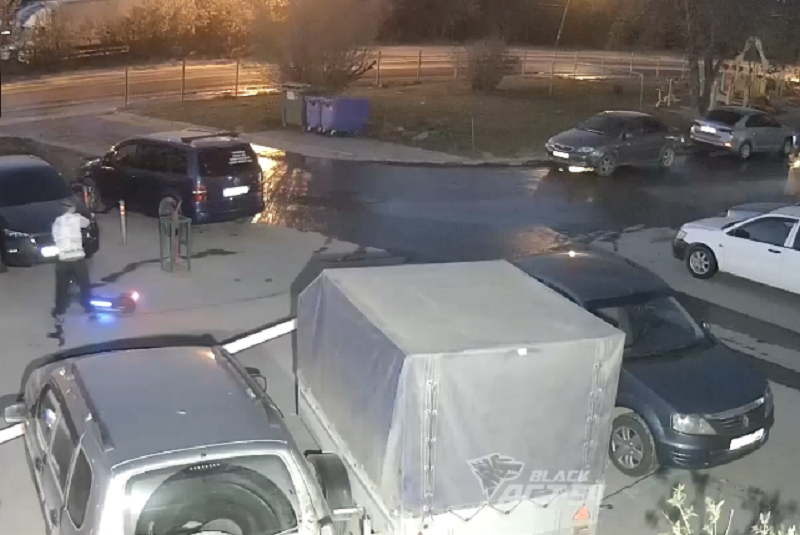 В Новосибирске подросток на электросамокате снес шлагбаум