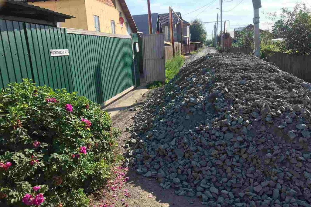 «Не смог уехать на работу»: в Новосибирске перед домом мужчины вывалили несколько тонн щебенки