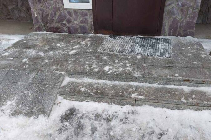 Под Новосибирском женщина травмировалась из-за гололёда: инцидентом заинтересовался СК