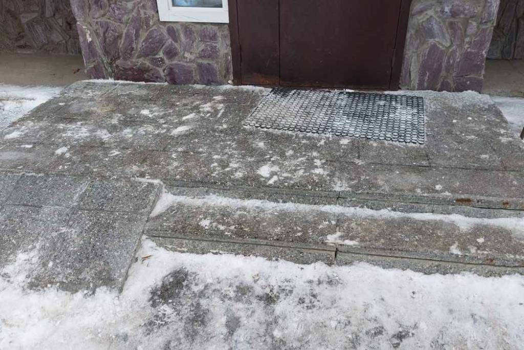 Под Новосибирском женщина травмировалась из-за гололёда: инцидентом заинтересовался СК