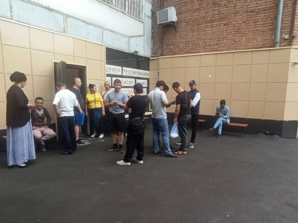 Они «раздевают меня глазами»: новосибирцы недовольны размещением центра тестирования мигрантов в жилом доме