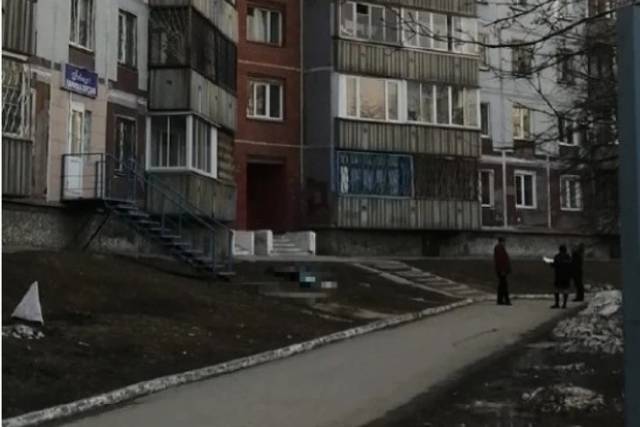 В Новосибирске под окнами многоэтажки на Земнухова обнаружили труп человека