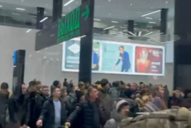 Сотни пассажиров оказались заблокированы в зале прилетов в новосибирском аэропорту «Толмачево»