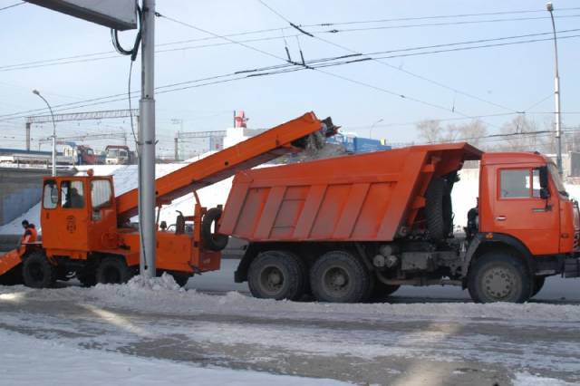 В Новосибирске коммунальщикам поручили в ближайшие дни убрать снежные валы с обочин дорог