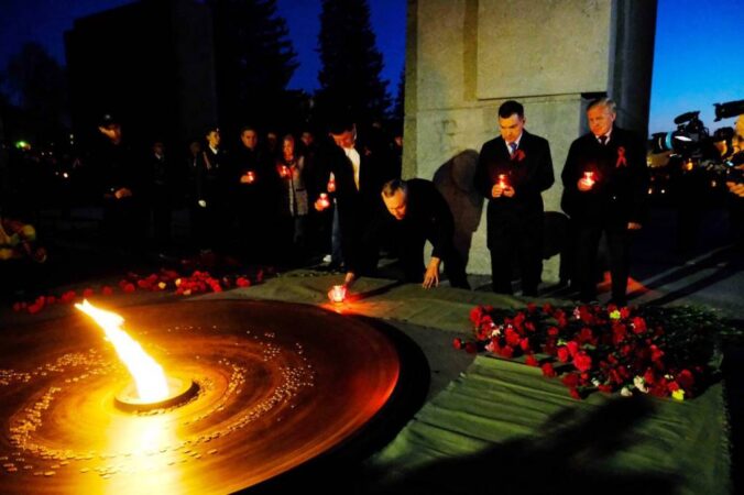 Губернатор Андрей Травников принял участие в акции «Свеча памяти»