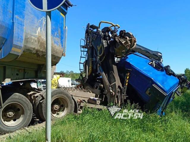 Водитель тягача уснул за рулем на трассе и «собрал» три встречных машины