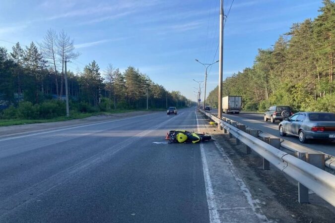 В Новосибирске мотоциклист без прав врезался в ограждение на Старом шоссе