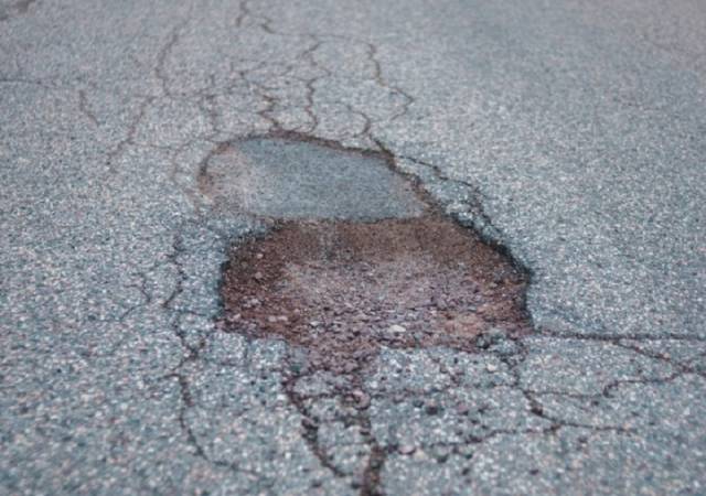 В Новосибирске ребенок на самокате получил травмы из-за разрушенного асфальта у дома