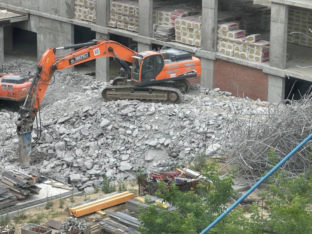 «Дикий шум»: из-за демонтажа фундамента высотки ЖК «Русское солнце» жители соседних домов потеряли покой и сон