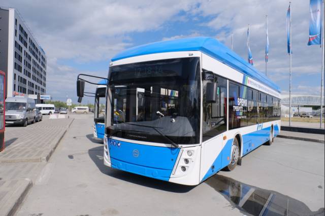 Андрей Травников передал ключи от новых троллейбусов