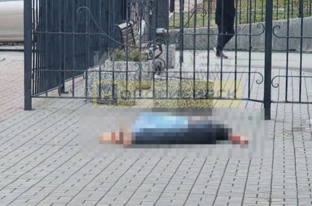 Под окнами 16-этажки в Новосибирске нашли тело 22-летнего парня